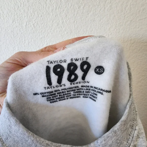 Taylor Swift Official 1989 Taylor’s Version Crewneck Sweatshirt XS - Picture 4 of 4
